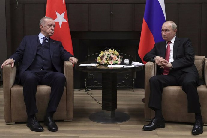 HANDOUT - 29 September 2021, Russia, Sochi: Russian President Vladimir Putin (R)meets with Turkish President Recep Tayyip Erdogan at the Bocharov Ruchei residence in Sochi. Photo: -/Kremlin/dpa - ATTENTION: editorial use only and only if the credit men