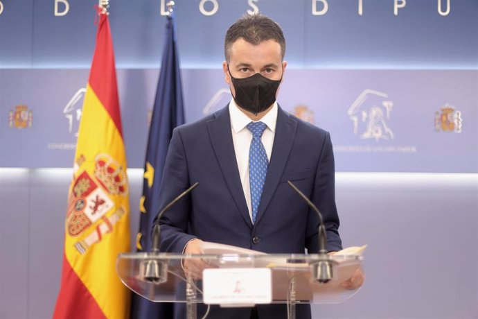 El diputado por Tenerife, Héctor Gómez Hernández, interviene en una rueda de prensa posterior a una Junta de Portavoces en el Congreso de los Diputados, a 14 de septiembre, en Madrid (España).