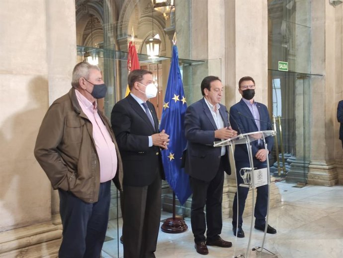 El ministro de Agricultua, Luis Planas, junto a representantes de Asaja, Pedro Barato; de Coag, Miguel Blanco; y de UPA, Lorenzo Ramos