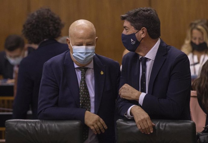 El vicepresidente de la Junta, Juan Marín (d), junto al consejero de Eduación Javier Imbroda (i), durante la primera jornada del Pleno del Parlamento de Andalucía. A 29 de septiembre de 2021, en Sevilla (Andalucía, España).