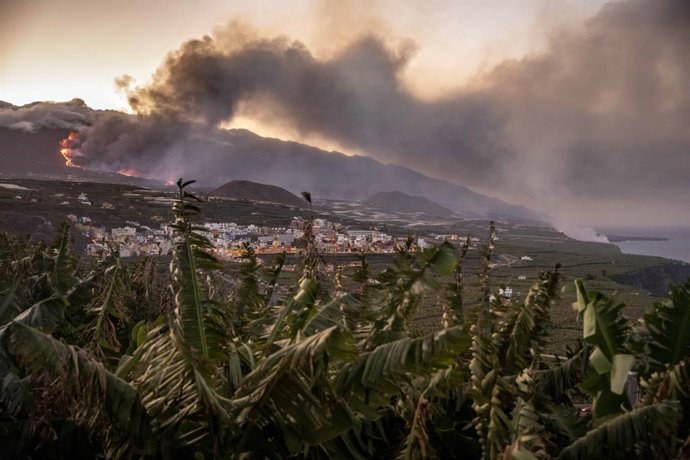 Columna de humo y lava del volcán de Cumbre Vieja a su llegada al Océano Atlántico, a 29 de septiembre de 2021, en La Palma, Santa Cruz de Tenerife, Islas Canarias, (España). La lava del volcán, que entró el 19 de septiembre en erupción, ha provocado un