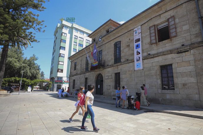 Archivo - Un grupo de personas pasea por el recinto donde se suele celebrar la Festa do Albariño, a 28 de julio de 2021, en Cambados, Pontevedra, Galicia, (España). Los principales eventos que componen la LXVII  Fiesta del Albariño de Cambados (Ponteved