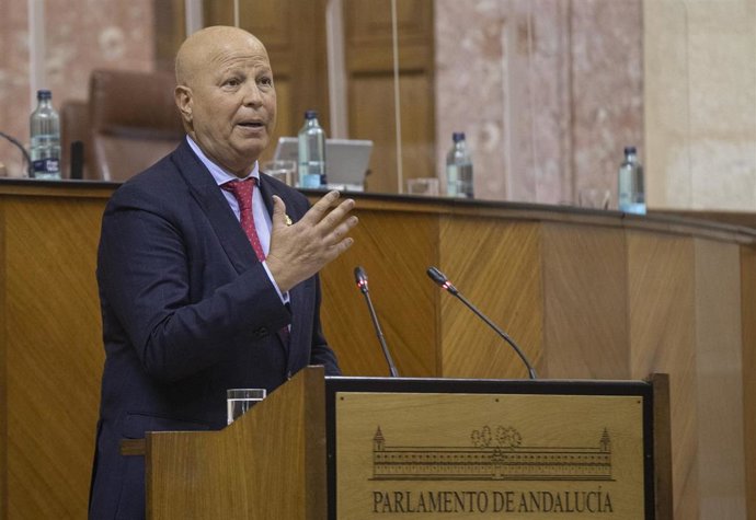 El consejero de Educación y Deporte, Javier Imbroda, durante su comparecencia en una sesión plenaria en el Parlamento de Andalucía.  Foto de archivo