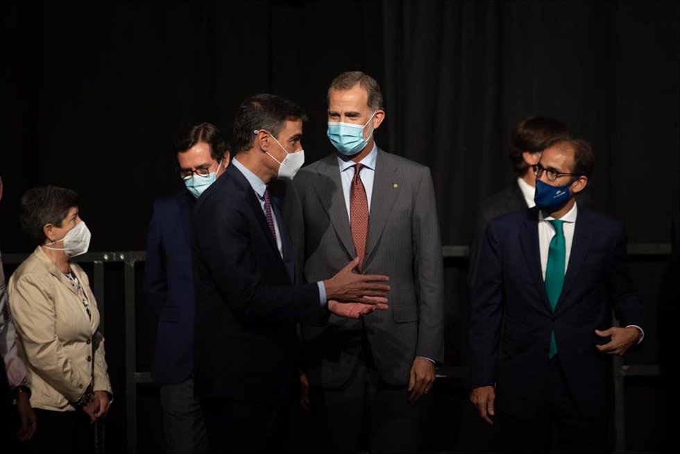 Pau Relat con Pedro Sánchez y Felipe VI al llegar al salón