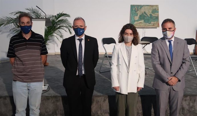 La consellera de Hacienda y Relaciones Exteriores, Rosario Sánchez, el rector de la UIB, Jaume Carot, el director general de Relaciones Exteriores, Antoni Vicens.