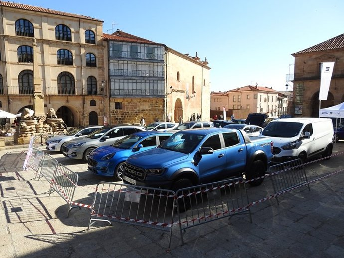 Concesionario ubicado en la plaza Mayor en la I Feria de Vehículos de Soria.