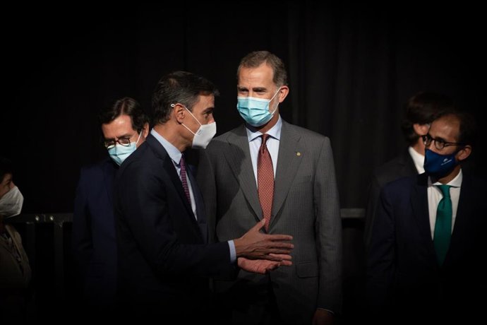 Pedro Sánchez y el Rey en el salón Automobile