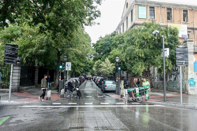 Transeuntes cruzan un paso de cebra al lado de una señal que marca la Zona de Bajas Emisiones de Especial Protección (ZBEDEP) que entra en vigor este miércoles, a 22 de septiembre de 2021, en Madrid, (España). Con esta zona se prohíbe el acceso práctica