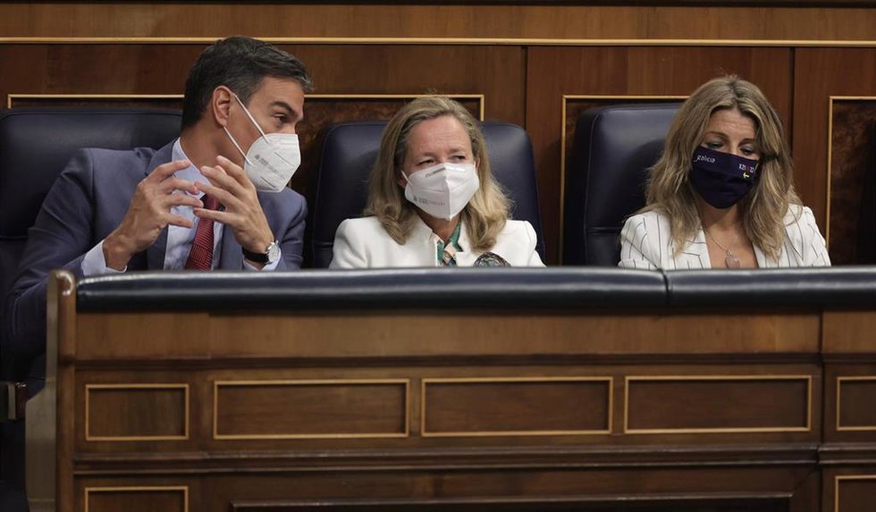 (I-D) El presidente del Gobierno, Pedro Sánchez; la vicepresidenta primera del Gobierno y ministra de Asuntos Económicos y Transformación Digital, Nadia Calviño; y la vicepresidenta tercera y ministra para la Transición Ecológica y el Reto Demográfico, 