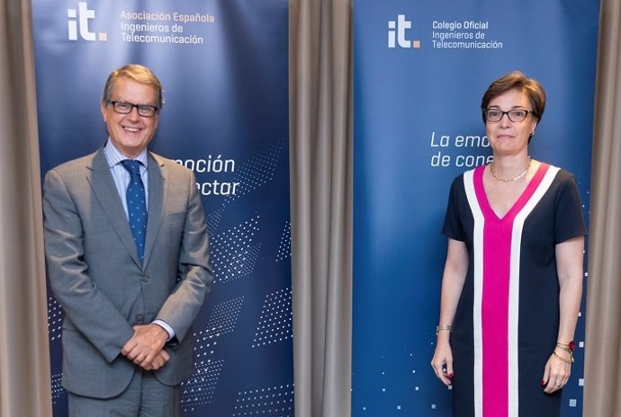 Archivo - El secretario de Estado de Telecomunicaciones e Infraestructuras Digitales, Roberto Sánchez, y la decana-presidente del COIT y presidenta de la AEIT, Marta Balenciaga