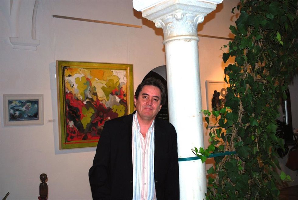 Archivo - Luis García Montero, poeta y Catedrático de la Universidad de Granada, antes de participar en los cursos de la UPO