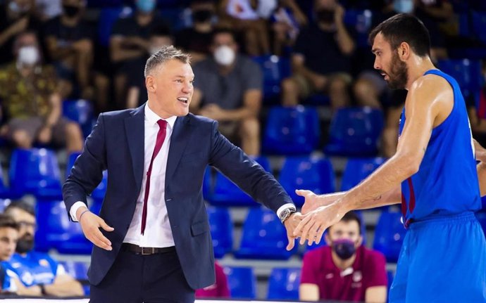 El entrenador del Bara de baloncesto, Sarunas Jasikevicius, y el capitán Pierre Oriola en un partido de la Liga Endesa 2021/22