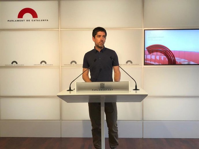 Archivo - El portavoz de los comuns en el Parlament, David Cid, en rueda de prensa en el Parlament a 13 de julio de 2021