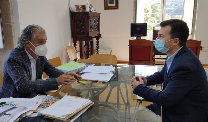 El secretario xeral del PSdeG, Gonzalo Caballero, junto al alcalde de Caldas de Reis, Juan Manuel Rey