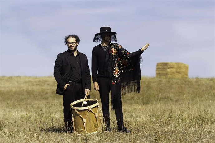 Héctor Varela (percusión) y Alberto Domínguez (voz, composición y sintetizadores), integrantes del grupo vallisoletano 'Dulzaro'.