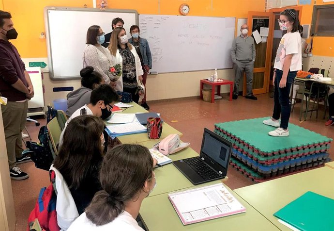 La consejera de Educación del Principado de Asturias, Lydia Espina,  durante una visita al CP Miguel de Cervantes, en Gijón