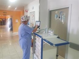 Una enfermera del Hospital Valle de los Pedroches de Pozoblanco usa una tablet.
