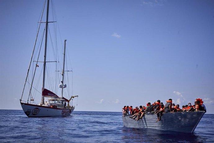 El barco 'Astral', de la ONG Open Arms, junto a una patera donde viajan un total de 70 migrantes