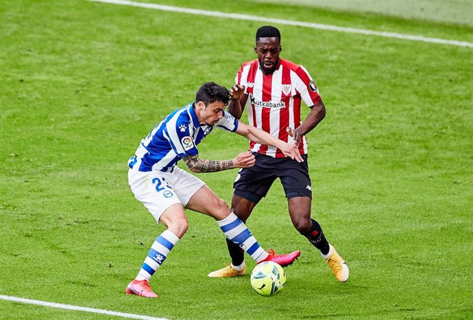 Archivo - Iñaki Williams y Ximo Navarro pelean por un balón en el Athletic-Alavés de LaLiga Santander 2020-2021