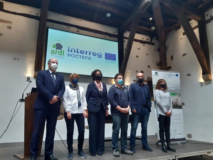 La consejera Gómez, con representantes de los territorios asociados en el proyecto ARDI