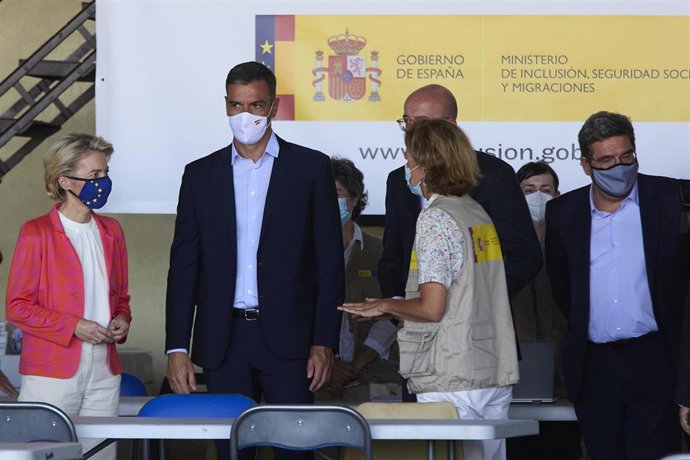 Archivo - La presidenta de la Comisión Europea, Ursula von der Leyen (1i); el presidente del Gobierno, Pedro Sánchez (2i); el ministro de Inclusión, Seguridad Social y Migraciones, José Luis Escrivá (2d), y el presidente del Consejo Europeo, Charles Mic