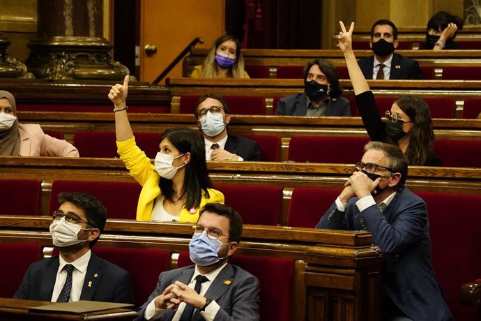 Los diputados de ERC y Junts votan divididos sobre la mesa de diálogo entre gobiernos en el Debate  de Política General en el Parlament