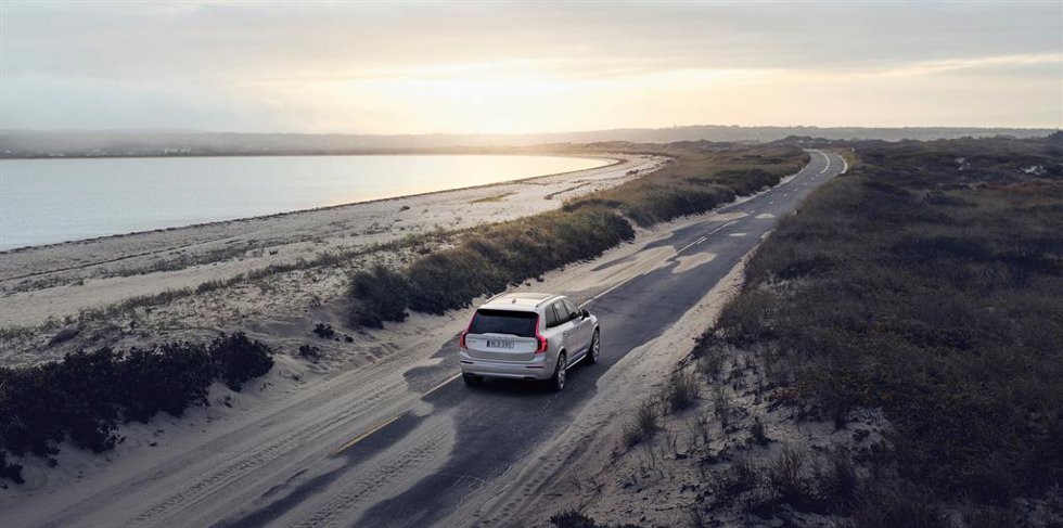 XC90 Recharge Plug-In Hybrid Inscription, in Birch Light metallic