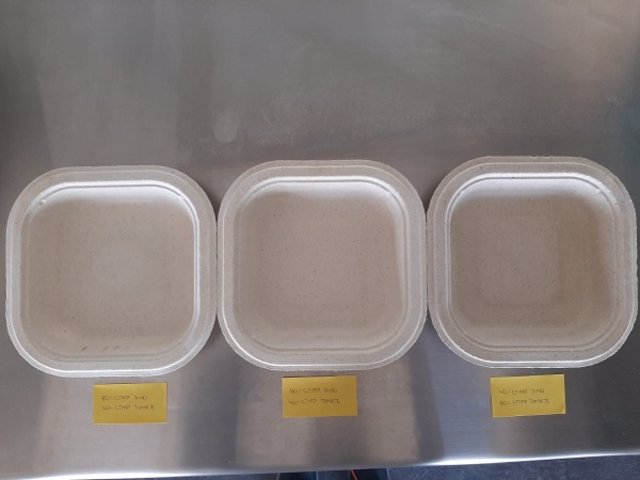 Tres ejemplos de bandejas de pasta de celulosa y pino obtenidas en diferentes proporciones.