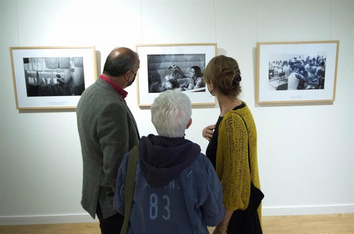 Un grupo de personas visita la exposición 12 miradas con solidaridad frente al miedo