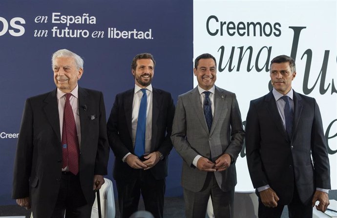 El presidente de la Junta, Juanma Moreno, el presidente del PP, Pablo Casado,  el Premio Nobel Mario Vargas Llosa y el opositor venezolano Leopoldo López en la Convención del PP. En Sevilla, a 30 de septiembre de 2021.