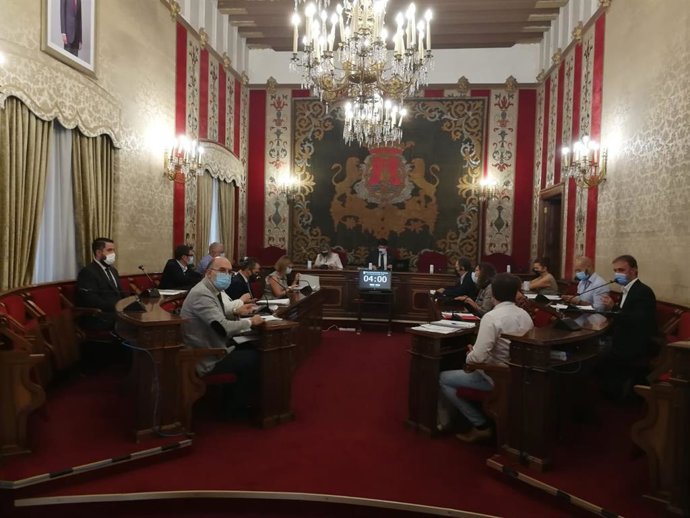 El pleno reprueba al conseller Marz por su "mala gestión" y los "constantes incumplimientos" con Edificant