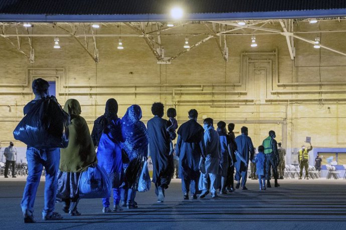 Un grupo de refugiados afganos llega a la base de Rota tras salir de Kabul.