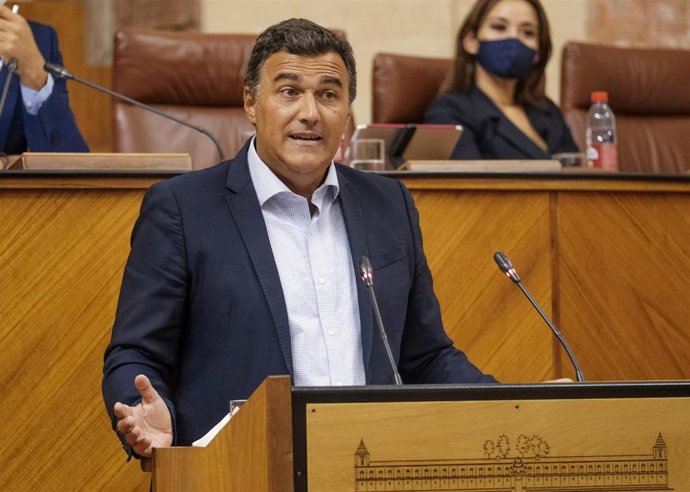 El diputado de Cs, Carlos Hernández White, este jueves en el Pleno defendiendo la PNL de su grupo sobre el mdelo de financiación.