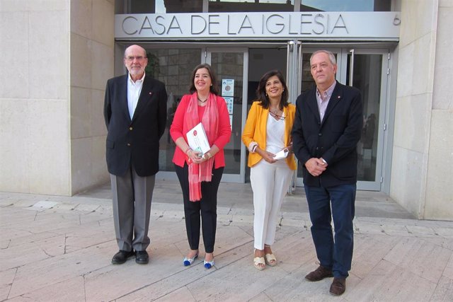 El director de la Fundación Ayuda a la Iglesia Necesitada, Javier Menéndez, con voluntarios de la delegación en Zaragoza.