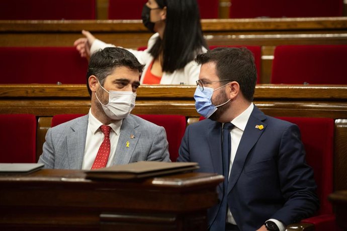 El presidente de la Generalitat, Pere Aragons (d), y el vicepresidente, Jordi Puigneró (i), en el Parlament, a 29 de septiembre de 2021, en Barcelona, Catalunya (España). El Parlament de Catalunya retoma este miércoles el Debate de Política General. En