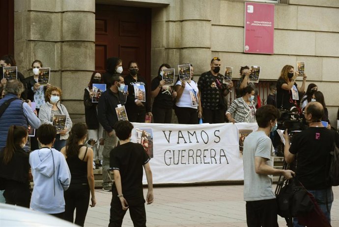 Varias personas durante una concentración en apoyo a la niña de 14 años agredida el pasado 9 de septiembre, frente a la Subdelegación del Gobierno de Ourense, a 30 de septiembre de 2021, en Ourense