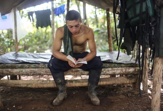 Imagen de archivo tomada en 2016 a uno de los guerrilleros de las FARC que se acogió al acuerdo de paz.