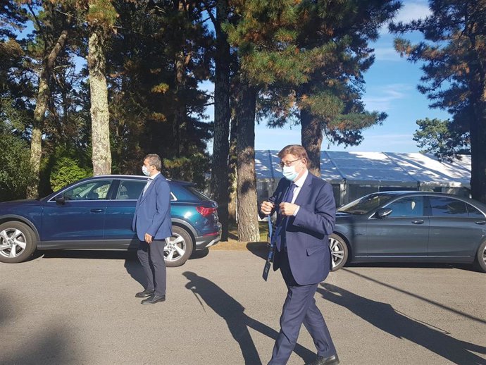 El presidente de la Generalitat, Ximo Puig, a su llegada a Foro La Toja-Vínculo Atlántico