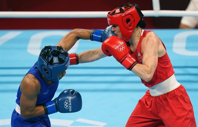 Archivo - 05 August 2021, Japan, Tokyo: Ireland's Kellie Anne Harrington (red) and Thailand's Sudaporn Seesondee fight during their women's light (57-60kg) semi-final boxing match at the Kokugikan Arena, as part of the Tokyo 2020 Olympic Games. Photo: A