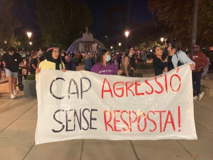 Manifestantes durante la concentración de rechazo a las víctimas de violencia machista