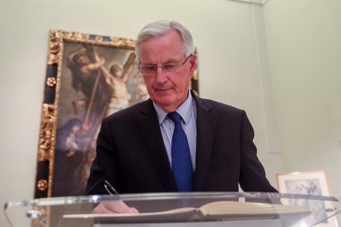 El excomisario europeo Michel Barnier, firma el libro de la Fundación, después de una entrevista con Europa Press en la Fundación Carlos de Amberes, a 30 de septiembre de 2021, en Madrid, (España). Barnier lideró las negociaciones del Brexit y ahora qui
