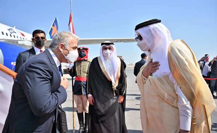 El ministro de Exteriores de Israel, Yair Lapid, y su homólogo de Bahréin, Abdulatif al Zayani.