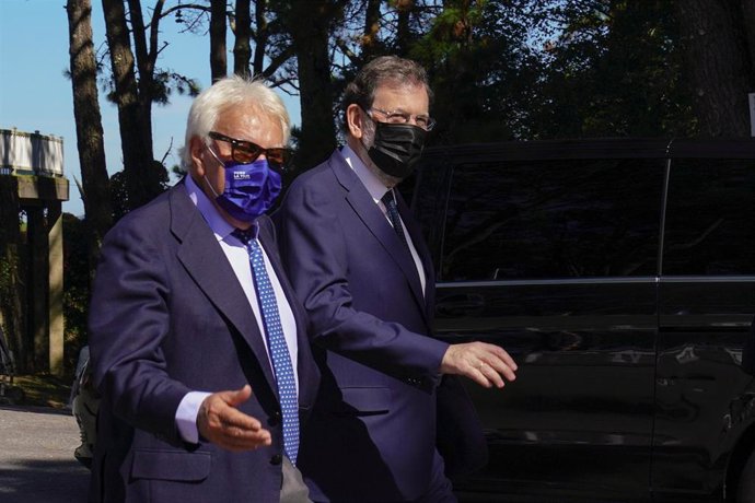 Los expresidentes del Gobierno Felipe González (i) y Mariano Rajoy (d), a su salida tras participar en un debate, en la III Edición del Foro La Toja 2021, en O Grove, a 30 de septiembre de 2021, en A Toxa, O Grove, Pontevedra, Galicia (España).