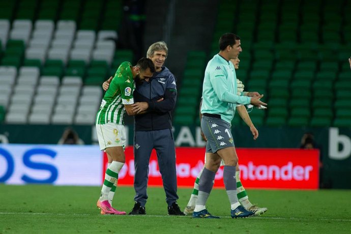 Archivo - Manuel Pellegrini, técnico del Betis, habla con Borja Iglesias