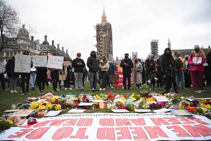 Archivo - 16 March 2021, United Kingdom, London: People hold placards as they gather in Parliament Square, during a demonstration against gender violence following the murder of Sarah Everard. Photo: Kirsty O'connor/PA Wire/dpa