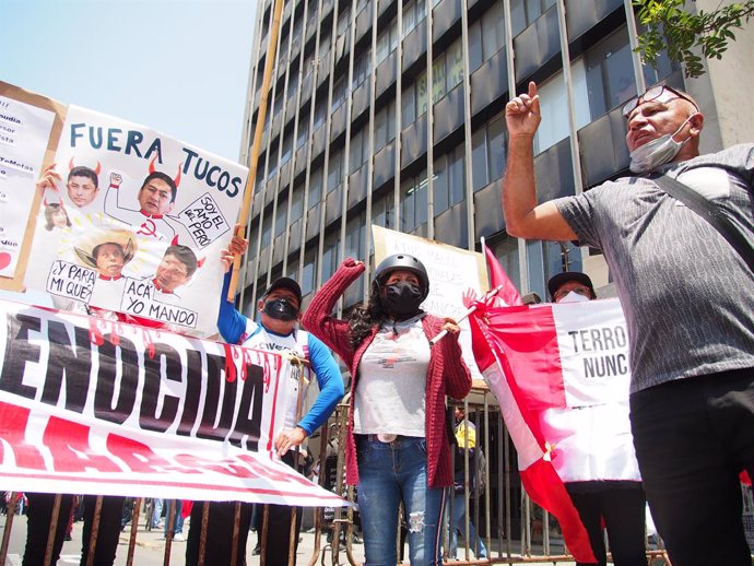 30 September 2021, Peru, Lima: People hold placards in front of the Peruvian congress during a protest against the Labor Minister Iber Maravi for his alleged links to terrorism. Photo: Carlos Garcia Granthon/ZUMA Press Wire/dpa