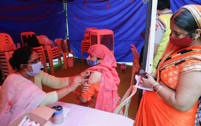 29 September 2021, India, New Delhi: A health worker administers a dose of the Covaxin Covid-19 vaccine to a resident of the Anna Nagar slum cluster area at a vaccination camp near the World Health Organization building in New Delhi. Photo: Naveen Sharm