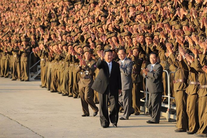 HANDOUT - 09 September 2021, North Korea, Pyongyang: A picture provided by the North Korean state news agency (KCNA) on 10 September 2021, shows North Korean leader Kim Jong-un waveing to participants as they line up for a group photo during the militar
