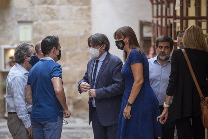 El expresidente de la Generalitat Carles Puigdemont, la presidenta del Parlament, Laura Borrs y el número dos de JxCat, Jordi Snchez, a 25 de septiembre de 2021, en LAlguer, Cerdeña (Italia). El expresidente de la Generalitat Carles Puigdemont ofrece