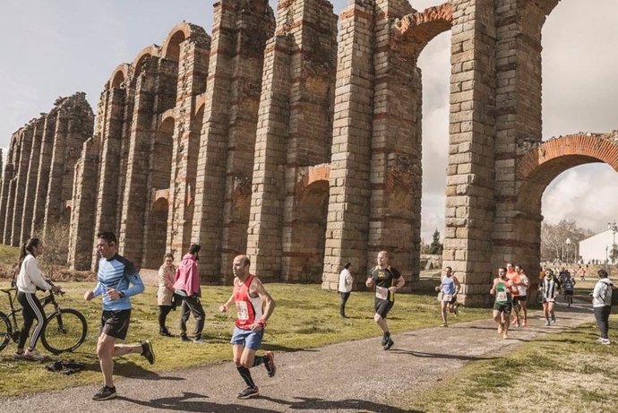Archivo - Corredores de la Media Maratón de Mérida a su paso por el Acueducto de Los Milagros, en 2019.